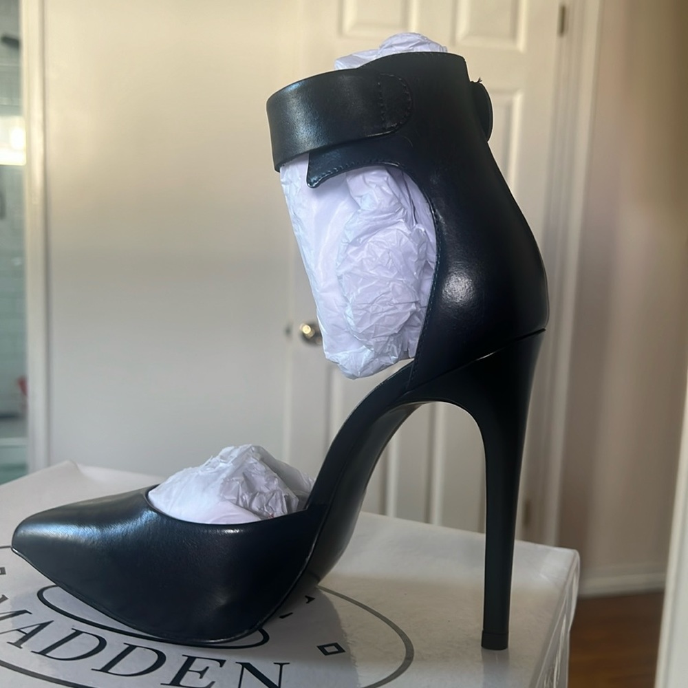 NIB Steve Madden Flashback Black Leather Heels